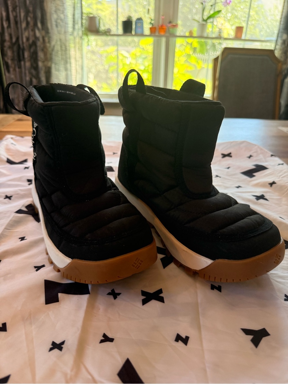 Columbia Black Womens Insulated Pull-On Boots with Gum Outsole - Picture 2 of 10